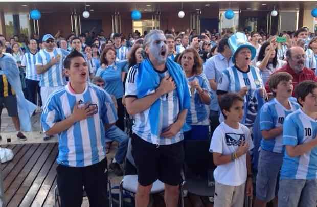 Centenas de argentinos assistem à final da Copa do Mundo na Embaixada da Argentina, em Brasília