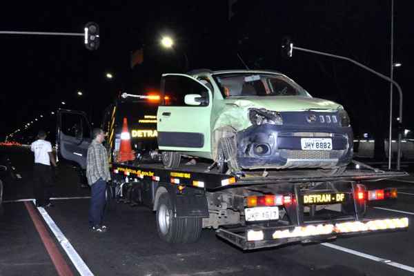 Carro precisou ser rebocado para pátio do Detran