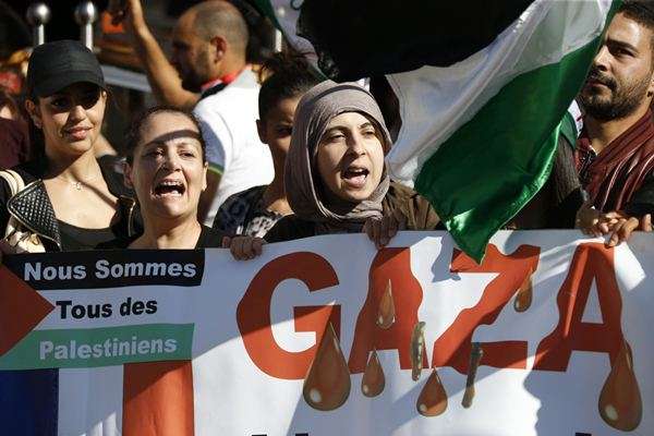 Manifestantes seguram bandeira durante um protesto em Lille, contra a ação militar de Israel na Faixa de Gaza.