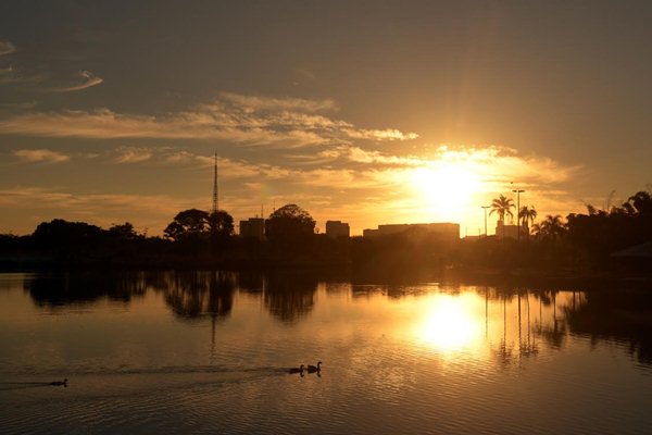 Céu permanece de claro a parcialmente nublado com névoa seca