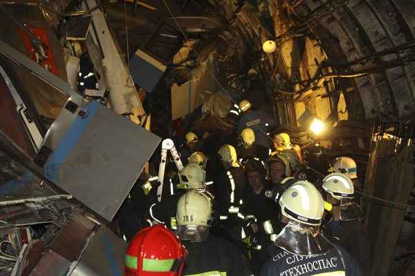 Membros dos serviços de emergência trabalham no local do acidente no metrô em Moscou