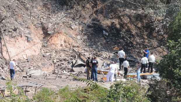 Policiais civis, militares do Corpo de Bombeiros e do Exército trabalharam no local para tentar identificar as causas da explosão