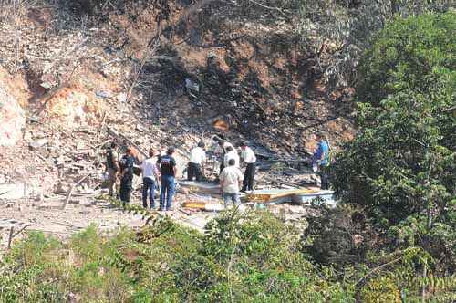 Peritos analisam local do barracão que explodiu em Santo Antônio do Monte. Suspeita de superlotação dos produtos