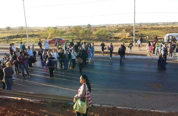 Sem ter como chegar ao trabalho ou voltar para casa, moradores do Gama fazem protesto