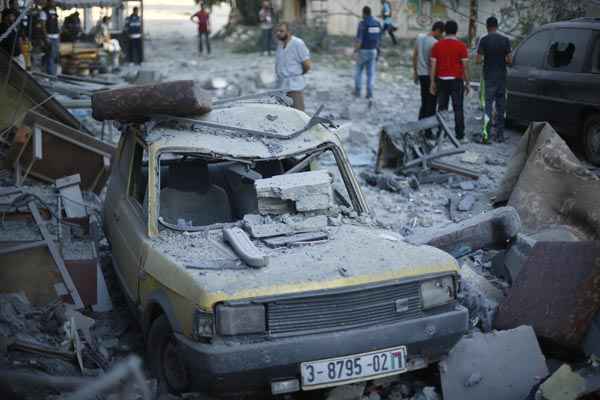 Carro fica destruído em ataque aéreo israelense na cidade de Gaza