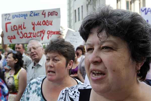 Pessoas exigem apoio para o Exército ucraniano na operação militar contra os separatistas em protesto frente à sede da administração presidencial, em Kiev