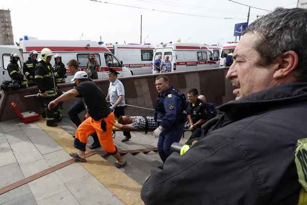 Equipe de emergência resgata passageiro em estação de metrô depois de acidente no metrô de Moscou