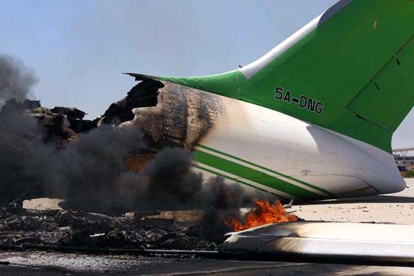 Chamas e fumaça saem de avião após ataque no aeroporto internacional de Trípoli, na capital da Líbia