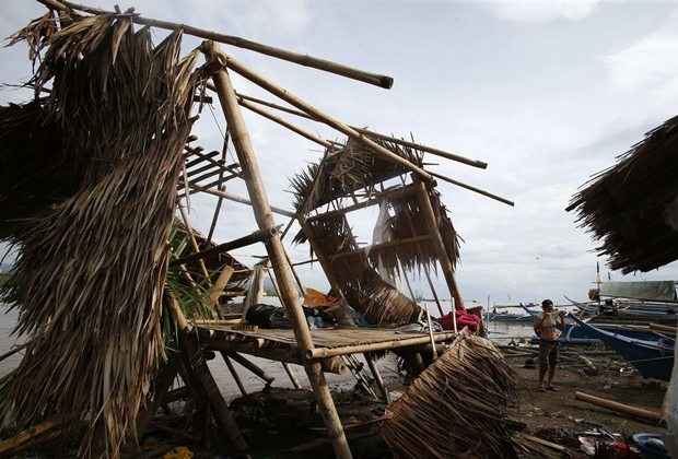 Várias casas e pontes foram destruídas com a passagem do tufão