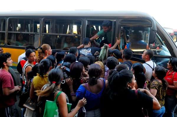 Com greve de rodoviários, passageiros recorrem ao transporte pirata