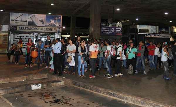 Trabalhadores esperam transporte pirata na Rodoviária do Plano Piloto