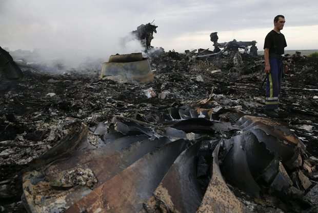 Destroços do avião da Malaysian Airlines, que levava 298 pessoas a bordo