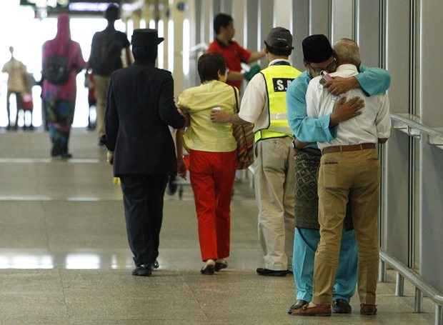 Homem é consolado após saber que sua esposa estava no voo MH17, da Malaysia Airlines