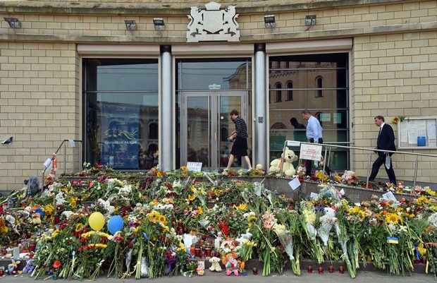 Dezenas de pessoas fazem homenagem às vítimas do voo, em frente à Embaixada dos Países Baixos, em Kiev