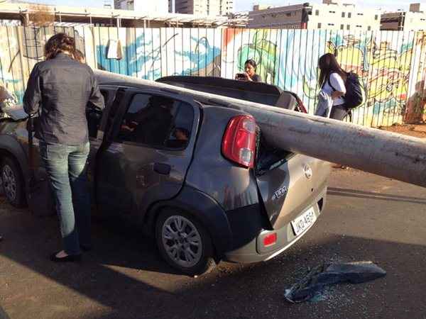 Motorista saiu do carro atingido, sem nenhum ferimento