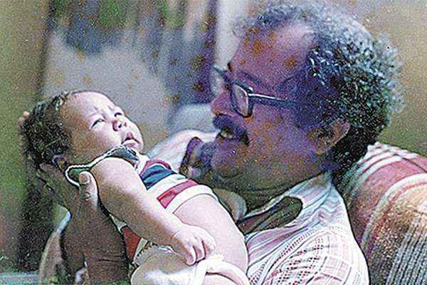 João Ubaldo segura o afilhado, Gil Vicente, hoje um diretor de teatro