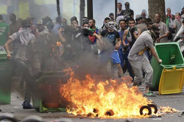 Apesar da repressão policial, dezenas das manifestantes se recusavam a deixar o local