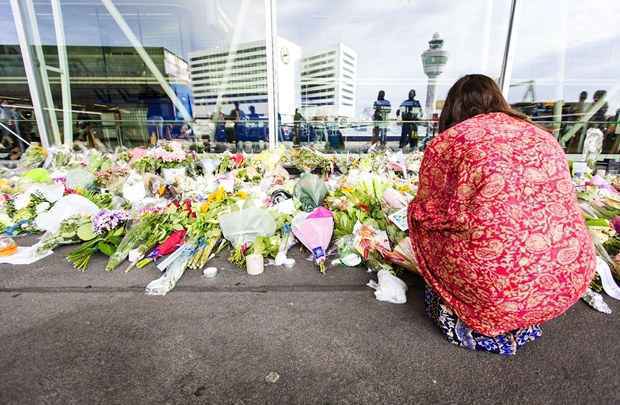 No Aeroporto de Schiphol, perto de Amsterdã, pessoas prestam homenagem às vítimas do acidente