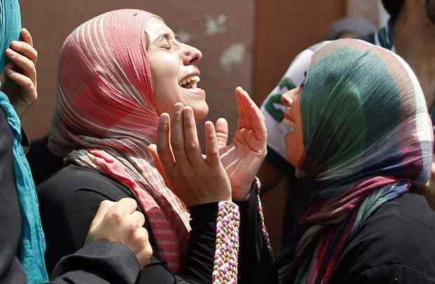 Parentes choram durante funeral de menino que morreu em bombardeio