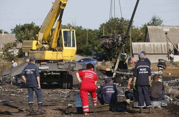 Membros do Ministério de Emergências da Ucrânia trabalham no local do acidente do voo MH17