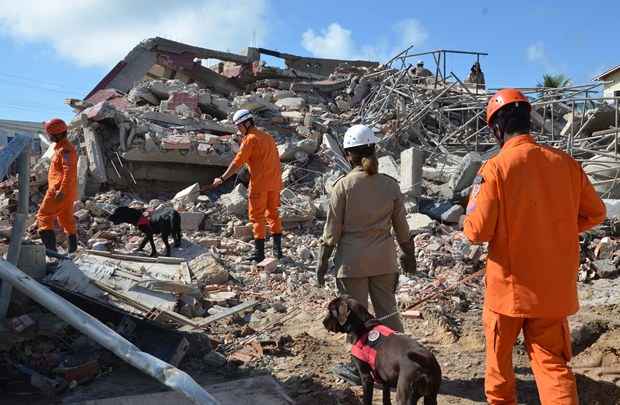 Equipes do Corpo de Bombeiros e da Defesa Civíl procuravam por vitimas nos escombros do prédio