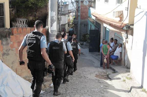 Policia Militar e a Policia Civil durante operação no Complexo do Alemão