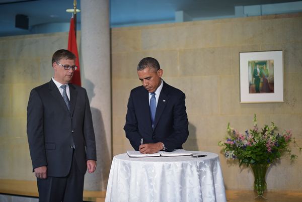 Presidente dos EUA, Barack Obama assina livro de condolências na Embaixada dos Países Baixos