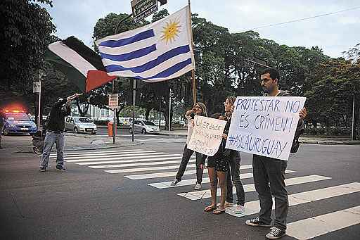 Na segunda, manifestantes protestaram em frente ao consulado uruguaio no Rio, em solidariedade aos colegas