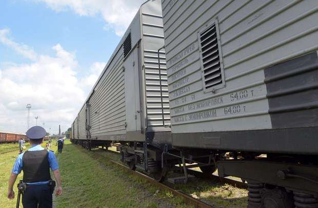 Os corpos foram retirados do local do acidente em um trem após a visita de autoridades holandesas