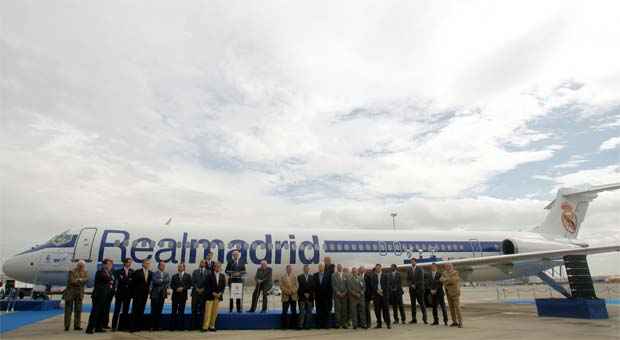 Boeing MD-83 durante a apresentação da aeronave pelo Real Madrid, com a presença de Di Stefano e membros e jogadores do clube