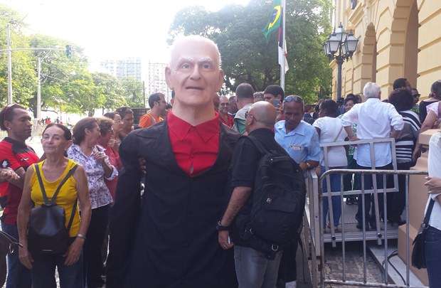 Um tradicional boneco de Olinda com as feições do escritor participou do velório