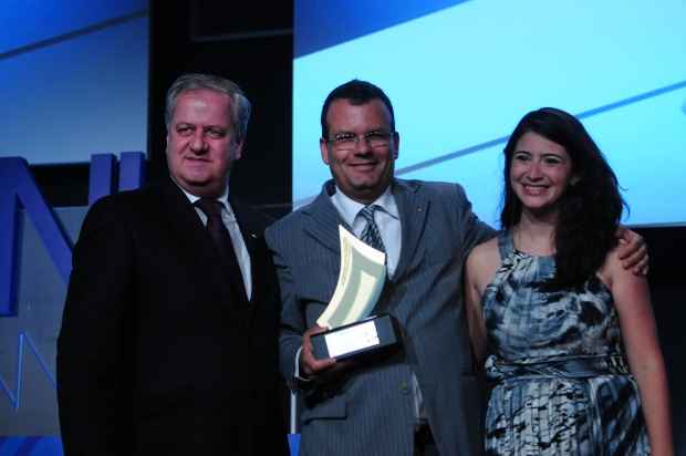 Sílvio Ribas e Bárbara Nascimento, vencedores na categoria jornal impresso