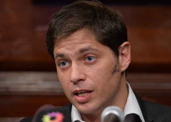 Axel Kicillof fala durante uma conferência de imprensa na Argentina Consulado