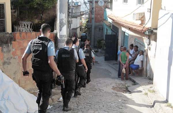 Policiais fazem patrulha durante operação no Complexo do Alemão