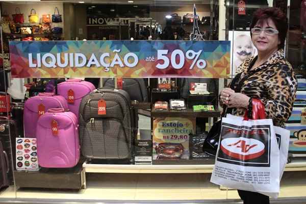 A educadora física Nadja Harrop costuma planejar as compras, mas leva mais produtos com as promoções