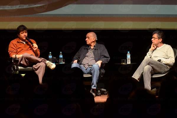 Marcelo Rubens Paiva e Ivo Herzog debatem com o jornalista Zuenir Ventura os casos de tortura e morte de seus pais, Rubens Paiva e Vladimir Herzog