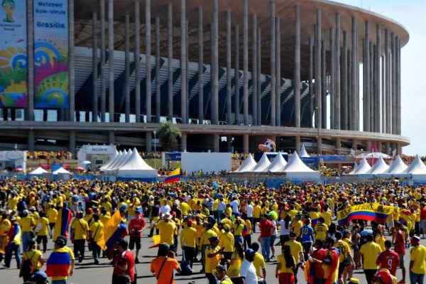 Multidão de colombianos a caminho do Mané Garrincha, para a partida contra a Costa do Marfim, em junho...