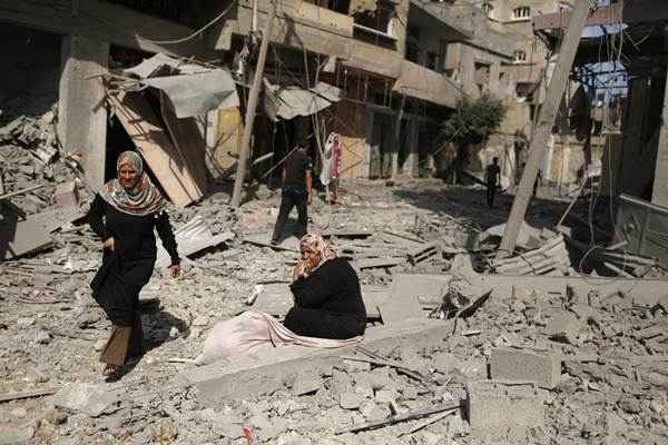 Destroços deixados após uma casa ser destruída por ataques e bombardeios aéreos israelenses em Beit Hanoun