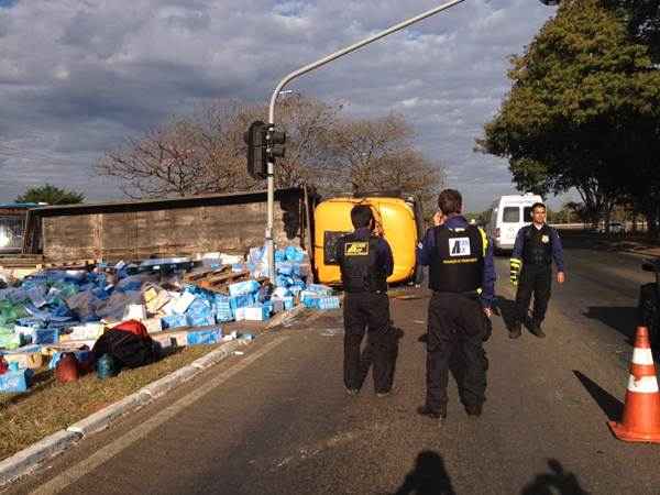 O guincho do Corpo de Bombeiros chegou por volta de 8h30 para fazer a remoção do veículo