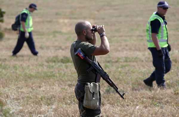 Peritos continuam trabalho de recuperação no local do MH17 avião Malásia abatido perto da aldeia de Rozsypne na região de Donetsk