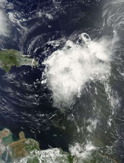 O Centro Nacional de Furacões dos EUA em Miami disse que a tempestade provavelmente irá se mover paralelamente à costa leste dos EUA, sem atingir o continente