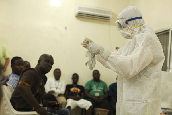 Médico demonstra equipamentos de proteção individual para educar equipe sobre o vírus ebola, na Libéria.