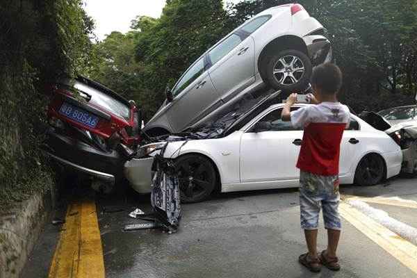 Três veículos ficaram empilhados após um acidente na China - que envolveu quatro carros. Dois passageiros ficaram feridos e foram levados para o hospital. Não houve vítimas fatais. A batida ocorreu em Shenzhen, província de Guangdong, nessa segunda-feira (5/8), segundo a mídia local