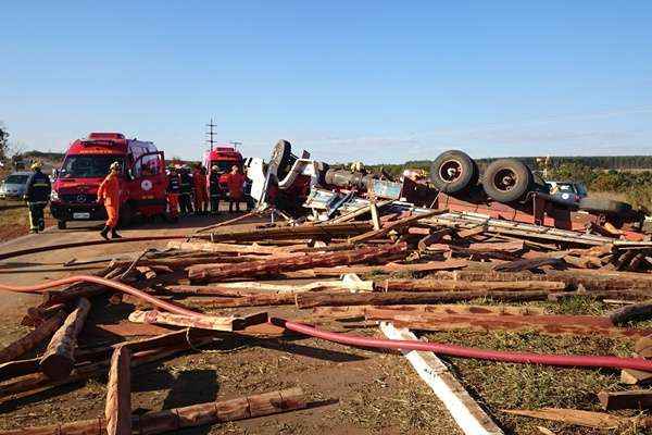 Quando os bombeiros chegaram ao local do acidente, motorista já estava sem vida