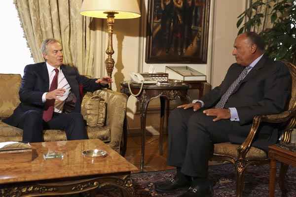 Ministro das Relações Exteriores do Egito, Sameh Shoukry (D), conversa com o ex-primeiro-ministro britânico Tony Blair para discutir o conflito palestino-israelense