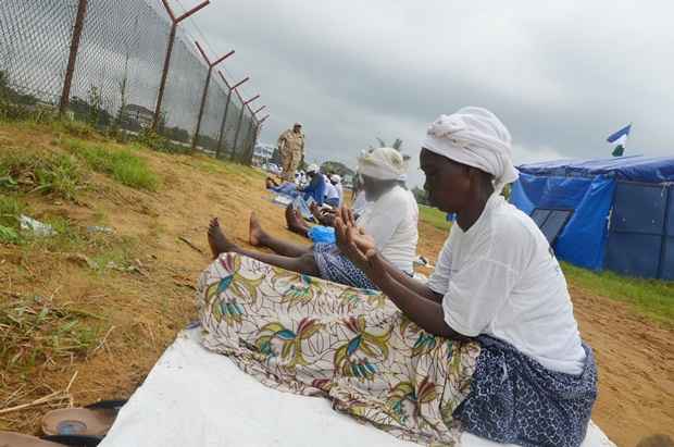 Na Libéria, mulheres rezam pelo fim da epidemia: o país africano concentra a maioria dos casos de infecção e morte