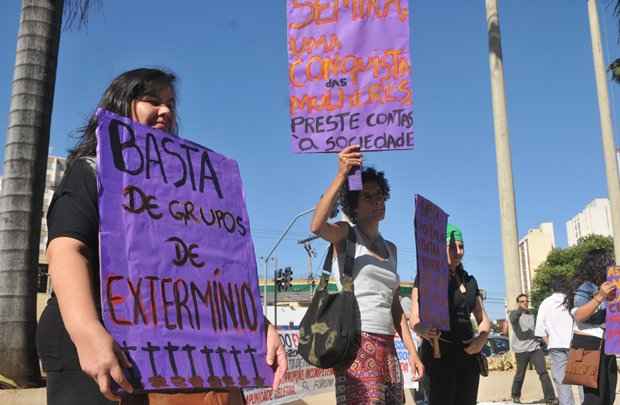 Depois da série de homicídios registrados na cidade, grupo pintou o corpo e entoou gritos de guerra contra o govenador reivindicando medidas pelo fim da violência