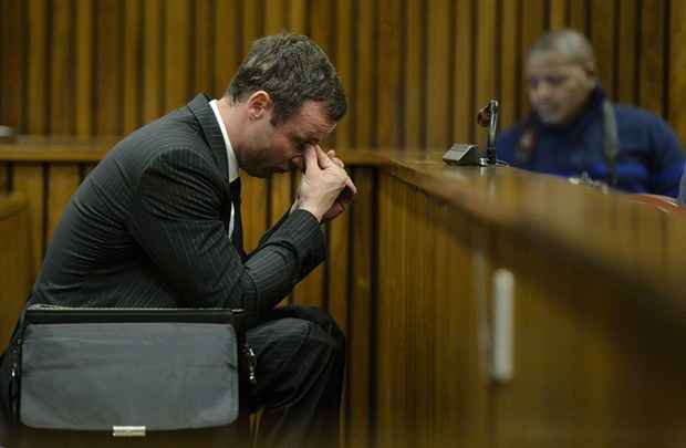 Oscar Pistorius fica no banco dos réus durante os argumentos da defesa