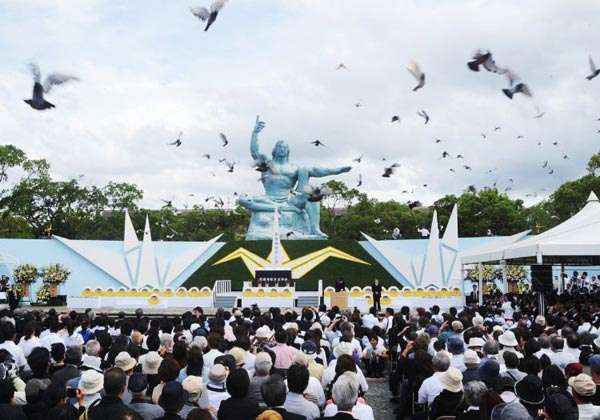 Além dos 70.000 mortos em Nagasaki, em Hiroshima foram 140.000 mortos pelas únicas bombas nucleares usadas em tempos de guerra