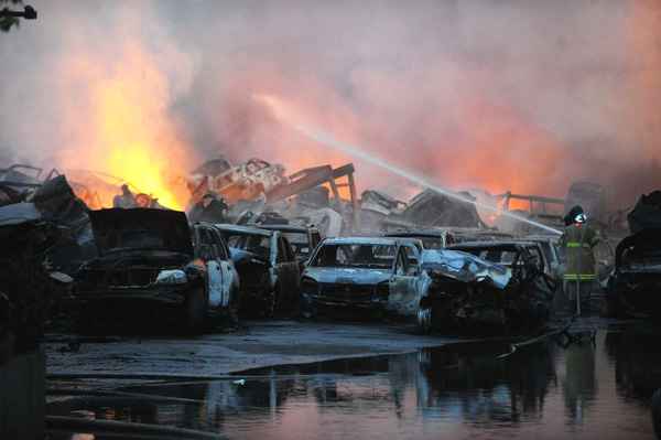 Centenas de automóveis foram destruídos